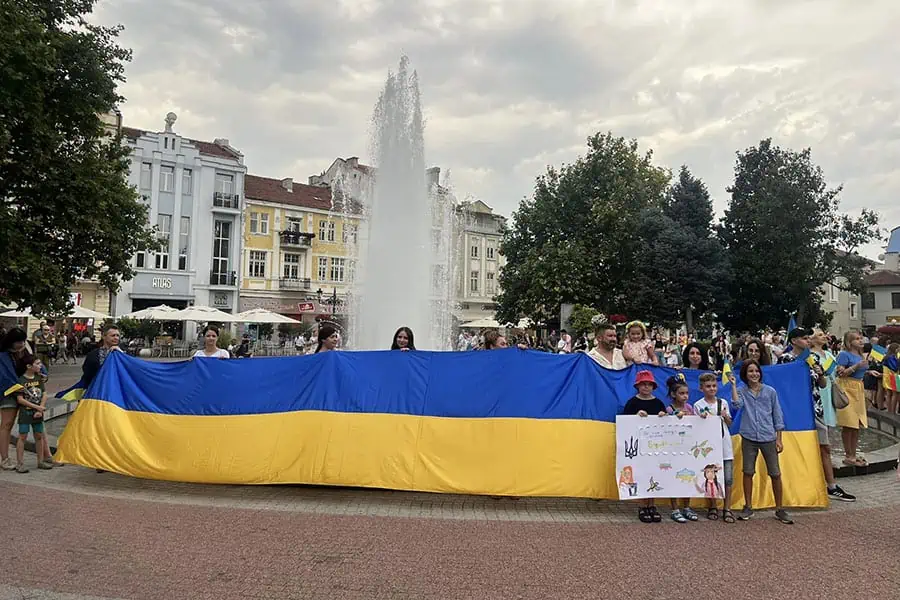 desetki-ukraintsi-v-plovdiv-se-vklyuchiha-v-mirno-protestno-shestvie.webp