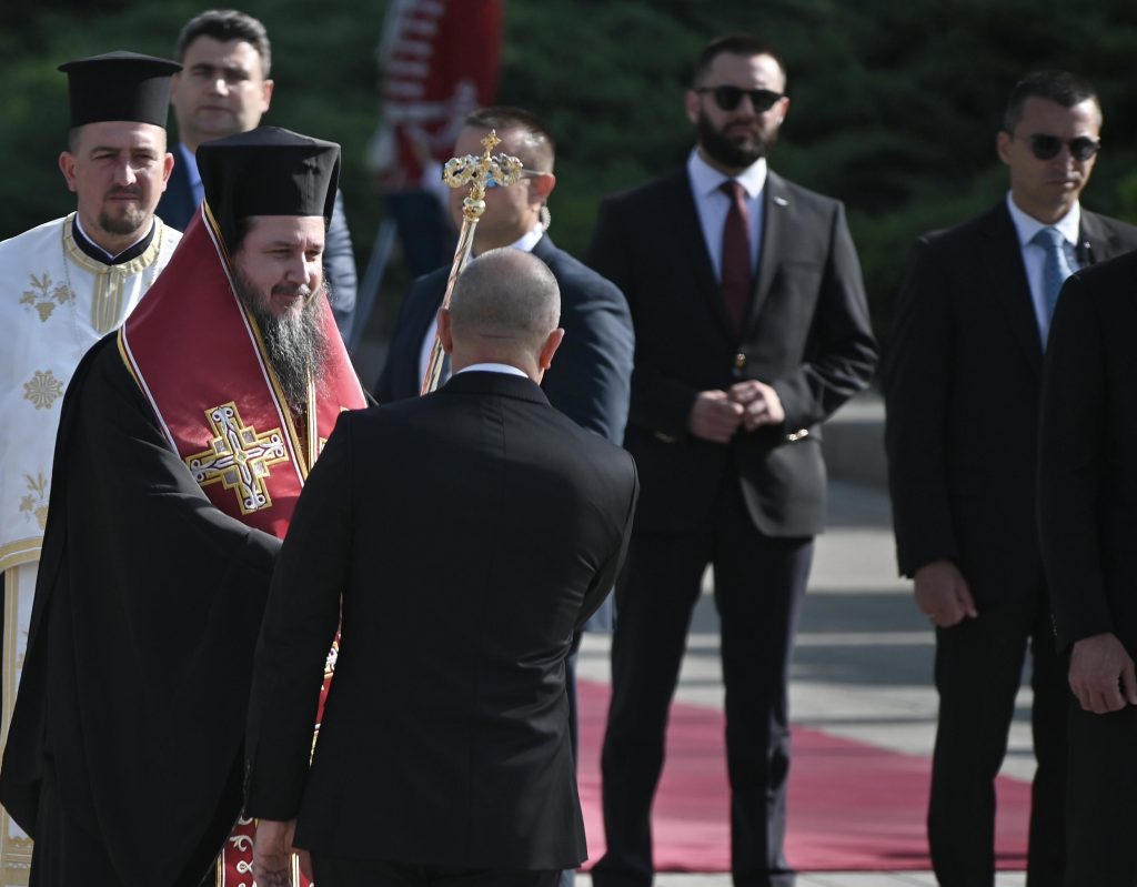 Разследващ журналист: Защо фатмакът Радев се появи днес обграден от гардове, противокуршумни куфарчета и одеяла!?