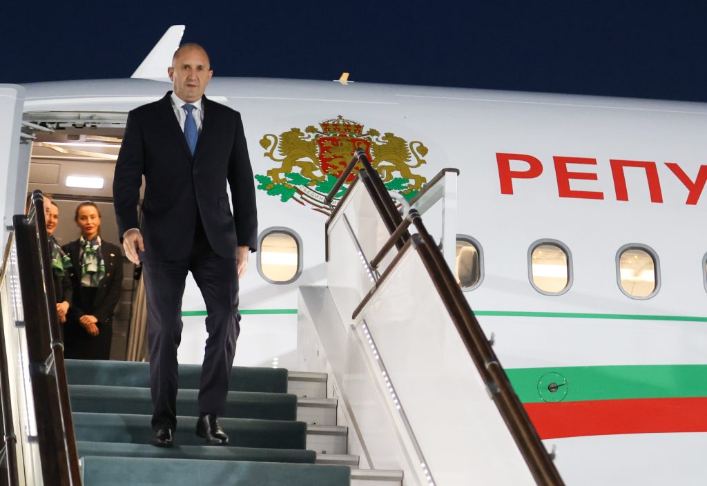 „На Радев всичко му е безплатно – от храната през транспорта до жилището! На какво отгоре и 160 000 лева на година“