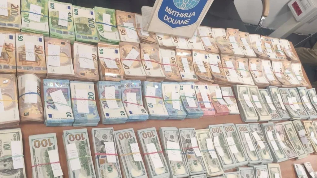 На 150 км. от Пловдив митничарите задържаха валута за 11 500 000 лева, едни я крили в чорапи, други в…