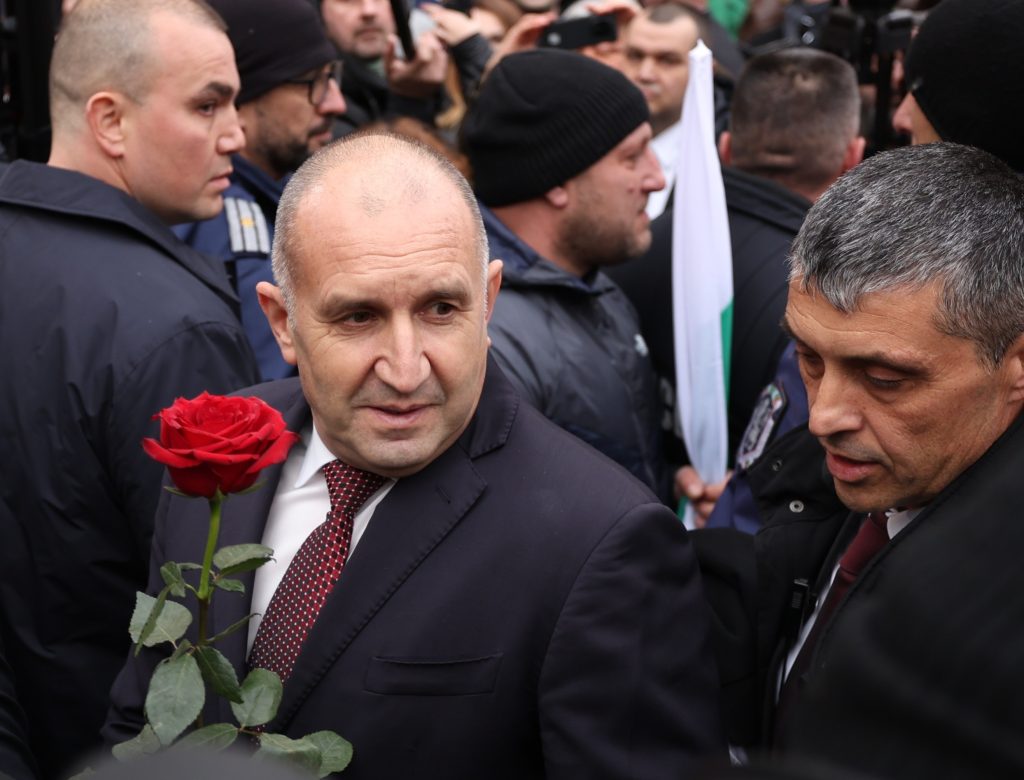 „Защо няма разследващ журналист да пита кой спонсорира хотелите на олигарха Румен Радев!? Нещо не ви виждам“