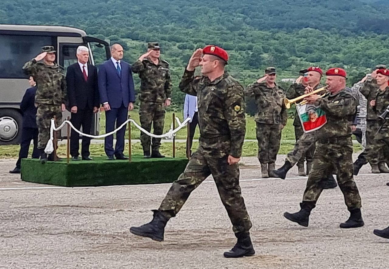 Ново село - Румен Радев - почетен строй